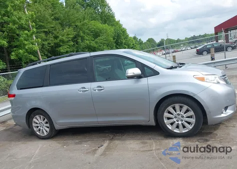 2013 Toyota Sienna Limited 7 Passenger z USA, uszkodzony, nr VIN 5TDDK3DC3DS054803